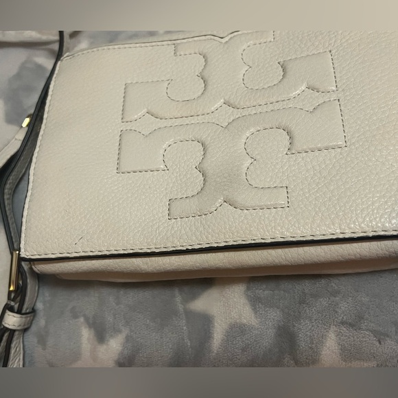 Tory Burch White Ivory Pebbled Leather Logo Crossbody Bombe T - Picture 3 of 6